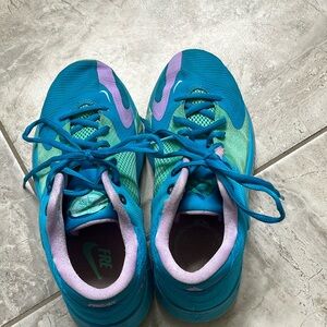 Nike Freak 4 girls basketball shoe